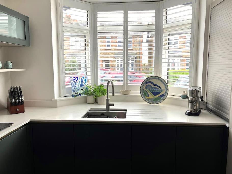 צ'יצ'סטר Our Beautifully Renovated Home מראה חיצוני תמונה