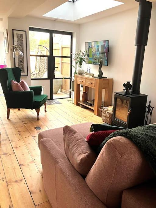 צ'יצ'סטר Our Beautifully Renovated Home מראה חיצוני תמונה