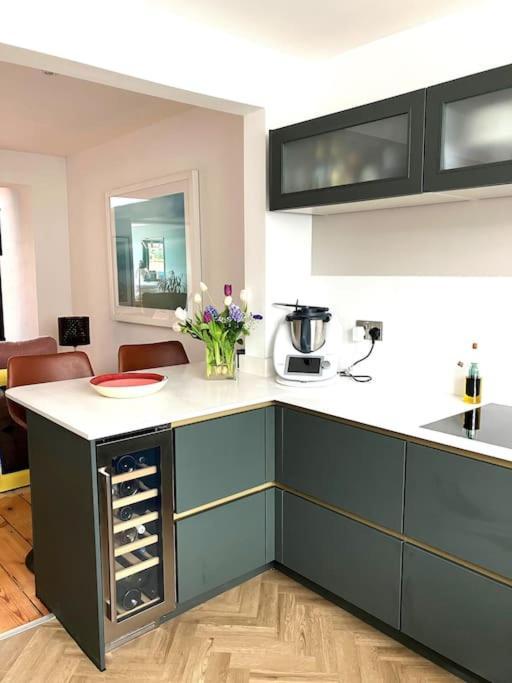 צ'יצ'סטר Our Beautifully Renovated Home מראה חיצוני תמונה