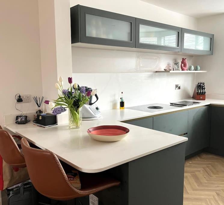 צ'יצ'סטר Our Beautifully Renovated Home מראה חיצוני תמונה